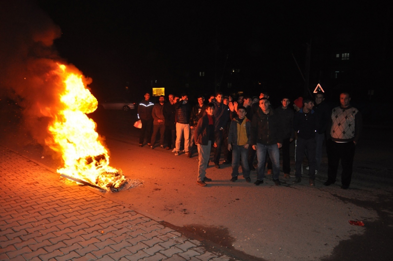 Elektrik kesintilerini ateş yakarak protesto ettiler